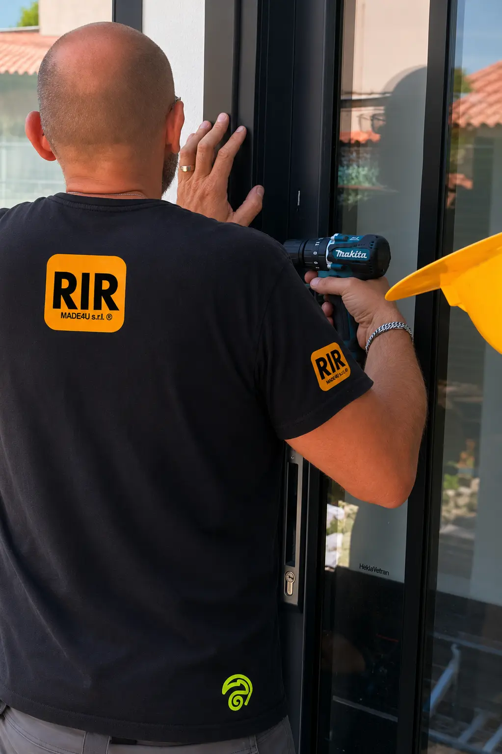 Riparazione di una finestra bloccata da un tecnico a Roma Nomentana