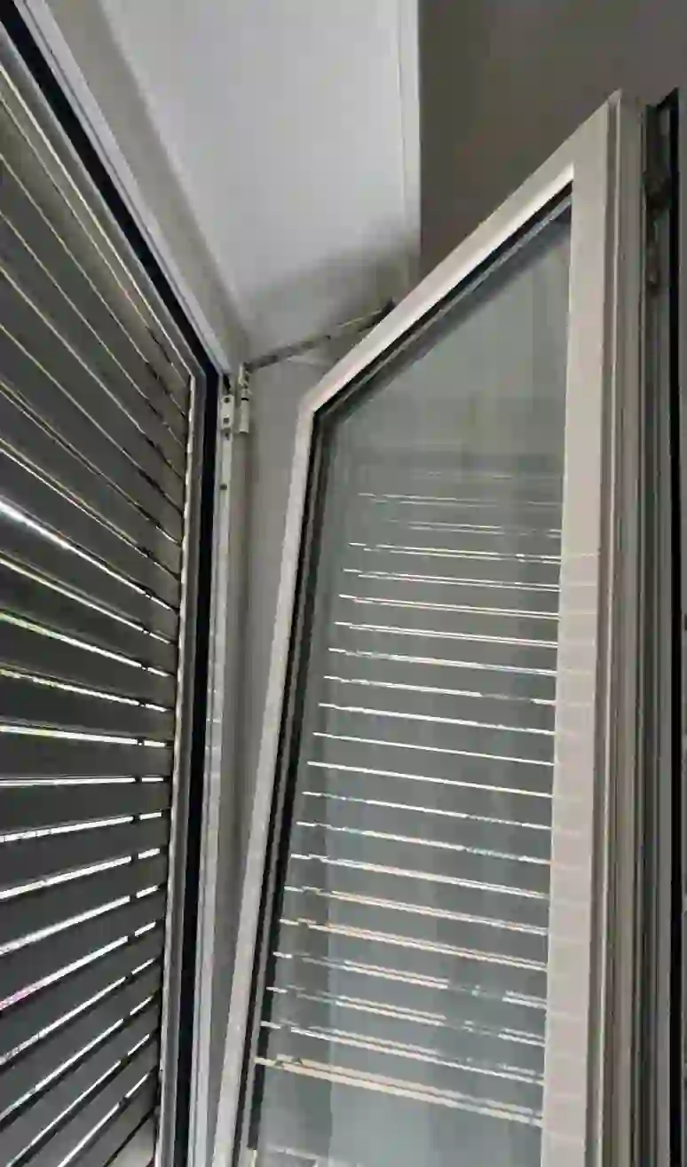 Riparazione infisso bloccato e regolazione cerniere a Roma Collatina