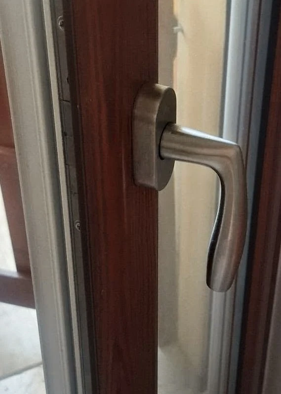 Sblocco finestra anta ribalta Centocelle Roma Est riparazione infissi roma est maniglia finestra bloccata in vasistas Centocelle