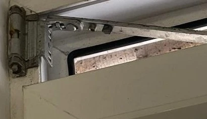 Riparazione finestra bloccata in apertura Lungotevere Testaccio Sblocco anta ribalta e maniglia bloccata a Roma Testaccio